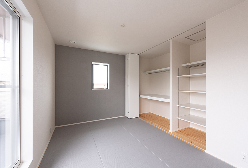 寝室は和室にしました。グレーの畳はセキスイのMIGUSAを採用。機能性があり洗練された畳で、和空間が美しくされます。