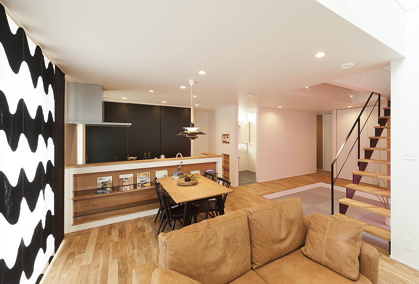 北欧家具が並LDKと、畳床の和空間が共存する広々とした空間