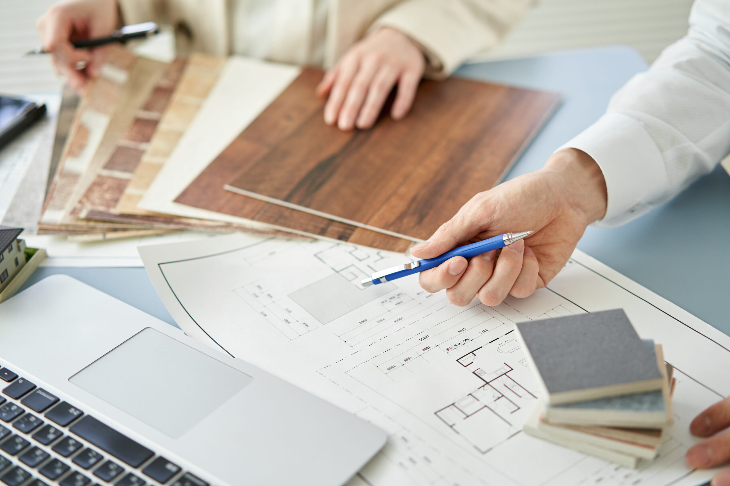 住宅の設計をする建築士