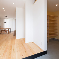 玄関は大容量のシューズクローゼットもあり、アウトドア用品などもすっきり片付けることができます。玄関が吹抜けになっており、2階にいても、家族の動きがわかっていいですね。