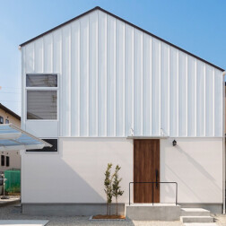 外観はホワイトの〈ガルバリウム×サイディング〉で洗練された外観は、「TRETTIO GRAD」と同じイメージに。広々としたアプローチはお家の敷地内でお子様が遊ぶにも十分なスペースです。