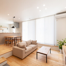 ダウンフロアリビングはこだわりの1つ。ダウンフロアにすることで、おしゃれな空間を演出します。