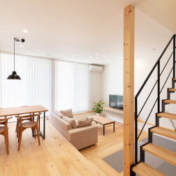 ダウンフロアは空間を広く感じさせてくれます。リビングの一角の畳スペースは、お昼寝したりもできるくつろげる空間です。