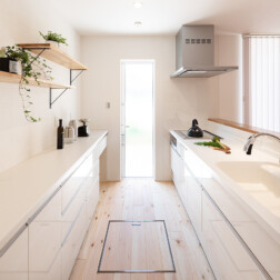 キッチンはLIXILアレスタを採用。ロータイプのキャビネットを選択し、壁面にはアイアンの造作棚を設置しました。見せる収納でおしゃれを演出できますね。