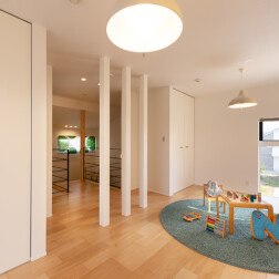 オープンなフリースペースは使い方はいろいろ。FIX窓があることで、とても明るい部屋になりました。