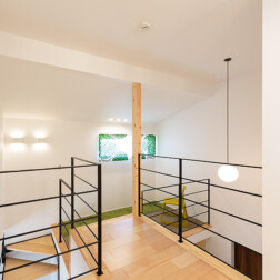 吹抜けがあることで開放的で、いつも家族を感じることができます。スキップフロアのマリメッコ生地のシェードがおしゃれ感をアップ。