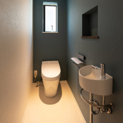 トイレはネイビーのアクセントクロスでぐっと引き締まった印象に。