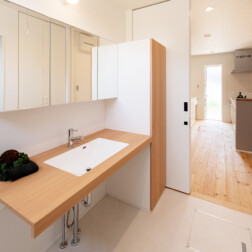 キッチン横の洗面室は、朝の忙しい時間の家事を短縮してくれます。