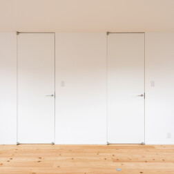 子ども部屋は将来間仕切る事もできるよう扉を2つ設置しています。