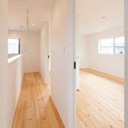 天井まであるハイドアですっきり広々とした空間を。開放感がありますね!