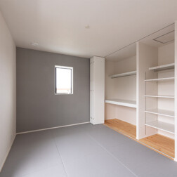 寝室は和室にしました。グレーの畳はセキスイのMIGUSAを採用。機能性があり洗練された畳で、和空間が美しくされます。