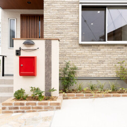 玄関アプローチ。ナチュラルカラーでまとめた外観と玄関アプローチに、赤いポストがアクセントになります。素敵な玄関で家族もお友達もお出迎えできますね!!