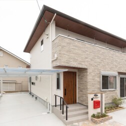 広々としたカーポートは、お子様がお家の前でお子様が遊んでいても安心のスペースです。