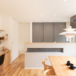 シンプルの中に個性あるおしゃれなキッチンカウンター。キッチンで家事をしながら見守る事ができるスタディスペースのカウンターは便利に活用できそうです!