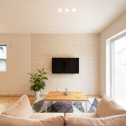 壁付けテレビの壁面は、エコカラットでおしゃれに演出。心地のよい湿度に調湿し、気になるにおいもすっきり快適になります。