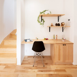 キッチン横にスタディスペースをつくりました。棚と収納、コンセントも考えて設置し、家族全員で活用できそうです。