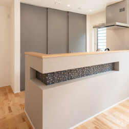 おしゃれなキッチンカウンター。グレー×ネイビー×木目の配色が素敵です。アクセントタイルもこだわりました!