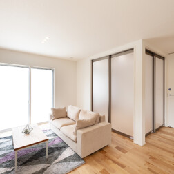 リビング横の洋室はピアノ室として使います。普段はopenにしながら、間仕切りににはLIXILラシッサSの可動間仕切りアクリルパネルを採用しました。