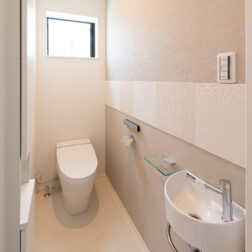 1階のトイレはアクセントにエコカラットを使いました。トイレスペースがワンランク上のおしゃれ空間になりました。もちろんだ脱臭効果もあります!