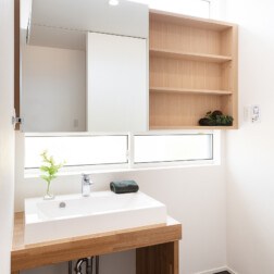 オープンな洗面台。自然な光も差し込む小窓もあり、すっきり明るい洗面スペースになりました。