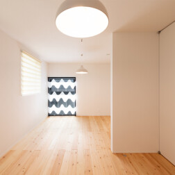 子ども部屋。11帖を現在はオープンスペースに。将来、間仕切るため、左右対称に作られています