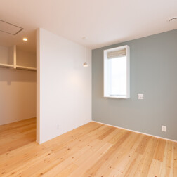 寝室はリラックスできるよう落ち着いた雰囲気に仕上げました。赤松の無垢床と白とブルーグレーのクロスのセンスが抜群ですね。寝室には大容量(4帖)のウォークインクローゼットが隣接されています。すっきりと収納できます。