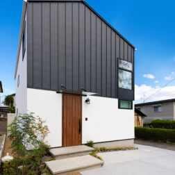 洗練されたかっこいい外観。青空がよく似合います。ガルバリウムとサイディングの貼り分けが、おしゃれ感アップです!