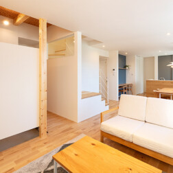 ワンフロアの空間。家族が過ごす素敵な空間です。