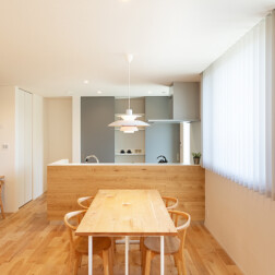 キッチン横のスタディスペースは正面の壁はマグネットシートになっています。カウンターの下には収納スペースも。キッチンで家事をしながらお子さまの様子を見守ることができます!