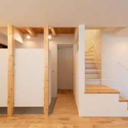 玄関を入り右がリビング、左がトイレ。トイレを独立させた間取りプランになりました。