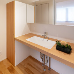 脱衣室より独立させた洗面台。来客時に雑多になりがちな洗濯機まわりを見せなくてよいことや、浴室を利用している時に洗面台を使う為の気遣いなども、独立させることで解決です!!