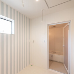 脱衣室はストライプのアクセントクロス。爽やかに仕上がりました。