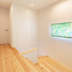 1階から2階への途中に2帖程のスキップフロアをつくりました。ご家族のスタイルに合わせて、使い方もいろいろできそうですね。2階は、赤松の無垢床を使っています。1階とは違う空間になりました。