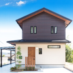 京都の趣を感じられる色合いに貼り分けた外壁がおしゃれ。ゆったりとした敷地のため、広々とした駐車スペースがあり、これからお庭もつくっていくとのこと。楽しみですね!!