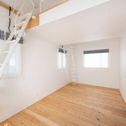 子ども部屋。ゆくゆくは間仕切ることができるよう扉は2つに。どちらにもロフトを設けました。ロフトはお子さまにとって楽しい場所になりそうですね。