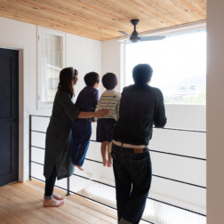 FIX窓から見える景色を、家族で眺める幸せ。