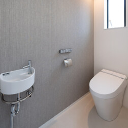 トイレはLIXIL サティスSを採用。アクセントクロスをグレー色にし、すっきりとまとめました。