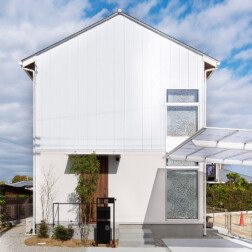 白×白。ガルバリウムとサイディングで貼り分けました。青空がよく似合う、洗練された外観になりました。