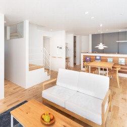 ワンフロアのLDKは、窓から光も差し込み明るく開放的な空間です。無垢の床材はバーチを使用。家族が1つの空間にいれるっていいですね!