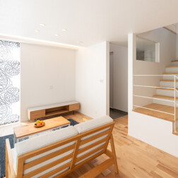 南面のFIX窓にはデザイン性のあるカーテンを。シンプルな白のクロスでまとめたLDKのアクセントになります。リビング階段の壁にはFIX窓をはめこみ光を取り入れます。