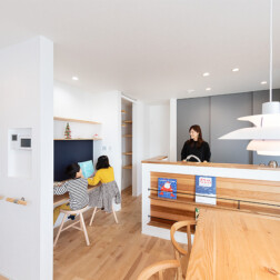 キッチン横のスタディーカウンターは、忙しい時間の家事もお子様の様子を見ながら取り組めます。家事をしながら家族のコミュニケーションがいつもとれる空間ですね。カウンター前は、マグネットボードになっているので、便利に活用できそうです。