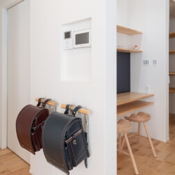 スタディーカウンターの横の壁面にはランドセルラックを取付けました。子育て中ならではのアイデアで、これは参考にしたい便利アイテムです。