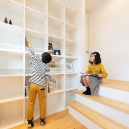 2階へあがる途中のスキップフロアには、天井まである造作棚は、明るい陽射しのもとで、大好きな本を読み続けたいというお施主様の夢の場所の1つ。素敵な時間を送っていただけると嬉しいです。