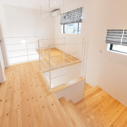 2階の無垢床は赤松を使用。奥のフリースペースは洗濯を干せるスペースとして利用します。