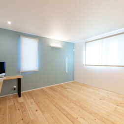 寝室兼ワークスペース。新しい生活様式になり、オンラインでの業務も増えたご主人。落ち着いた空間で仕事ができるスペースをつくりました。