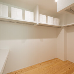 寝室の隣には、4帖もあるファミリークローゼット。用途を考えながら空間を活用し、工夫されているので、家族のものが全てこちらに収納できます。