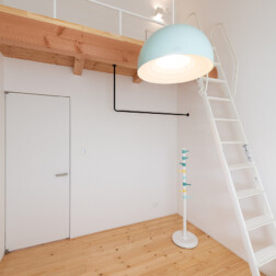 子ども部屋。女の子と男の子のため、個室を2つ。どちらもロフトとアイアンで作ったバーを取付けています。