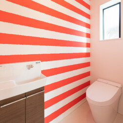 2階トイレ。鮮やかな空間。2階のトイレは少し遊び心をいれました。赤と白のボーダーが目を惹きます♪