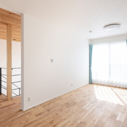 2階子ども部屋。いずれ、部屋を仕切れるように考えられています。お子様が小さい間は、扉は取つけず開放的な空間にしています。