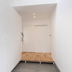 玄関は土間仕様。収納スペースもたっぷりあります。吹抜けになっているので、2階FIX窓から玄関に明るい光が入ります。